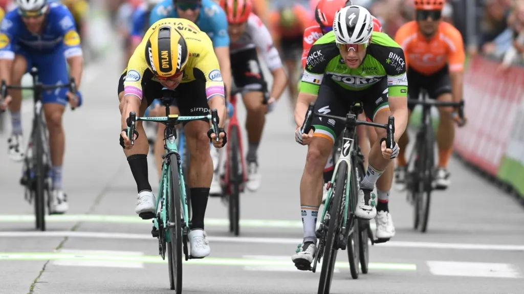 Sam Bennett (vpravo) v těsném dojezdu