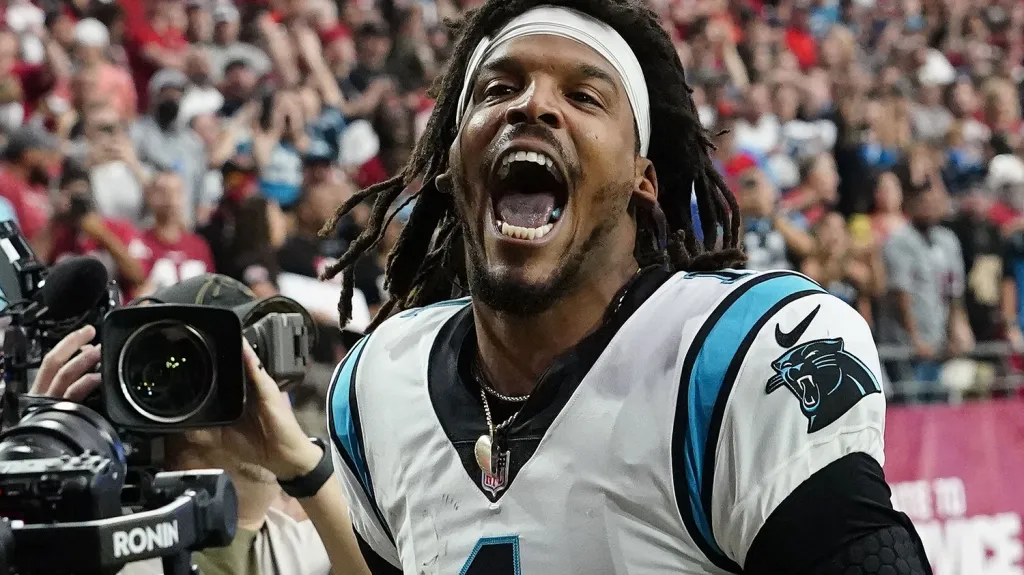 Quarterback Caroliny Cam Newton slaví