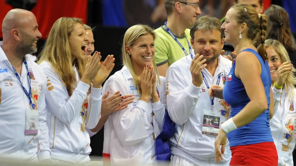 Český fedcupový tým slaví první dva finálové body