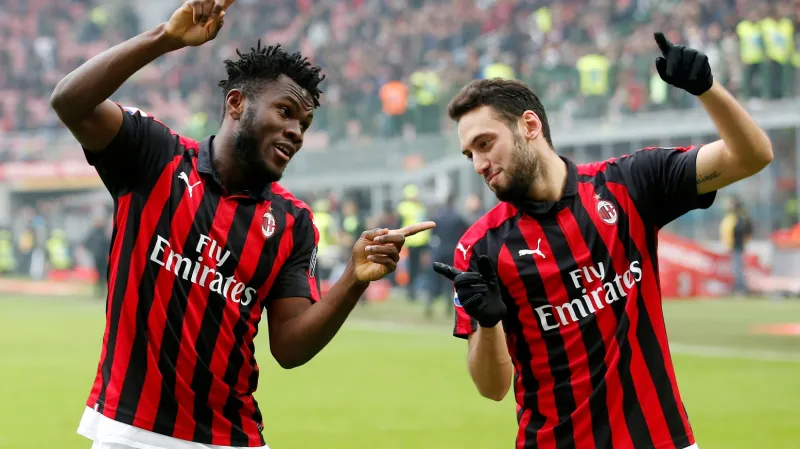 Franck Kessié a Hakan Calhanoglu slaví gól do sítě Parmy