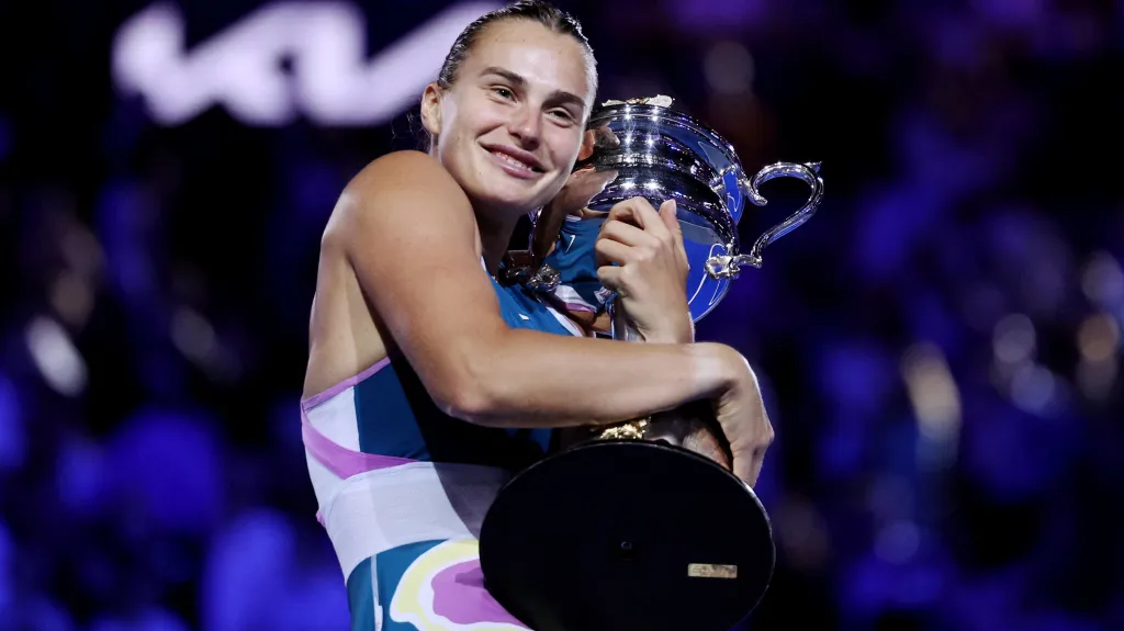 Aryna Sabalenková s trofejí pro vítězku Australian Open