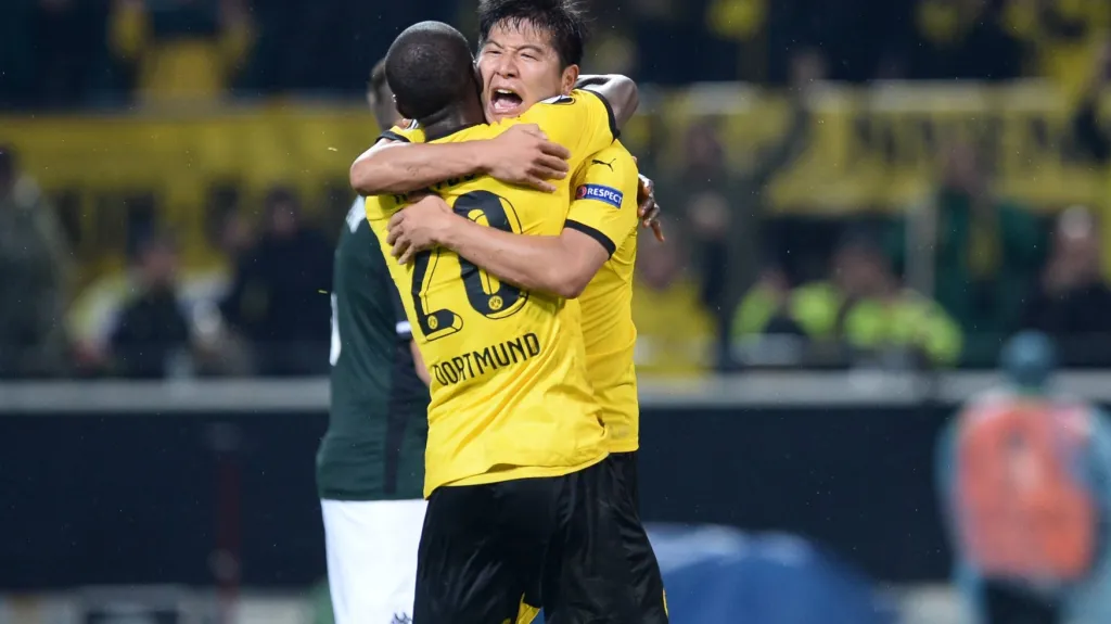 Park Joo-Ho z Dortmundu slaví s Adrianem Ramosem vstřelenou branku