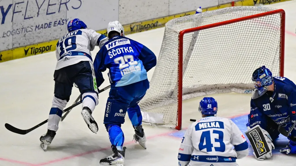 Martin Ryšavý (vlevo) střílí gól