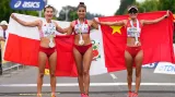 Závěr závodu chodkyň na 35 kilometrů