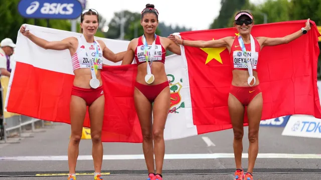 Závěr závodu chodkyň na 35 kilometrů