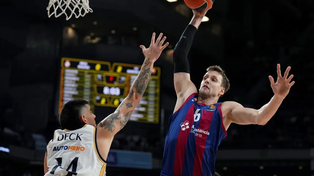 Jan Veselý zakončuje na koš