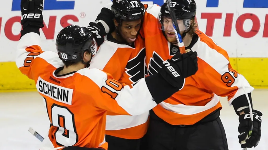 Slavící hokejisté Philadelphie (Jakub Voráček vpravo)