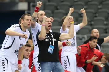 Jan Filip a čeští házenkáři slaví vstřelenou branku