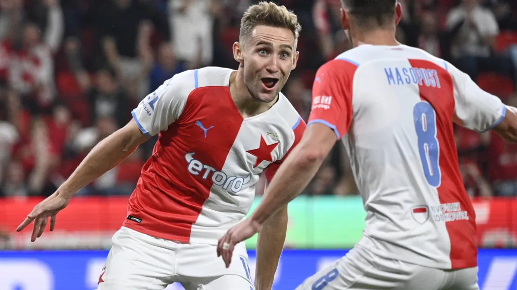 Jan Kuchta (vlevo) a Lukáš Masopust oslavují gól Slavie