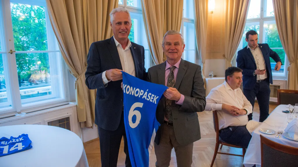 Basketbalové legendy dostaly na setkání  dresy