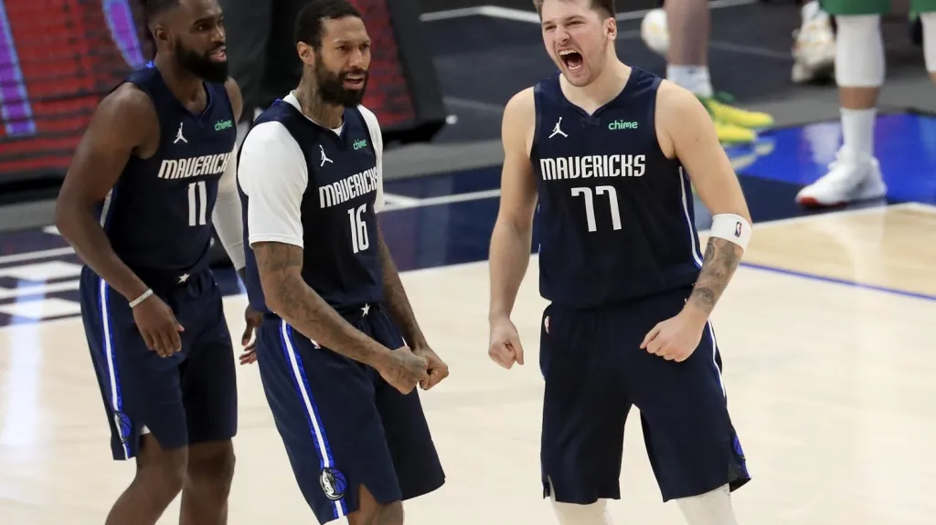 Luka Dončič se raduje z výhry nad Bostonem
