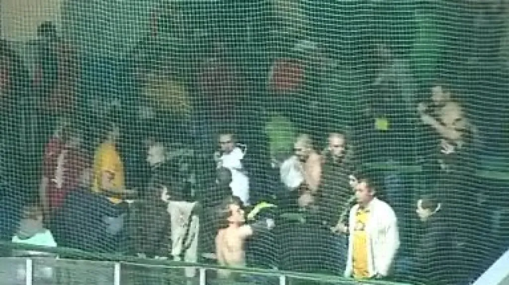 Střet fanoušků s pořadateli