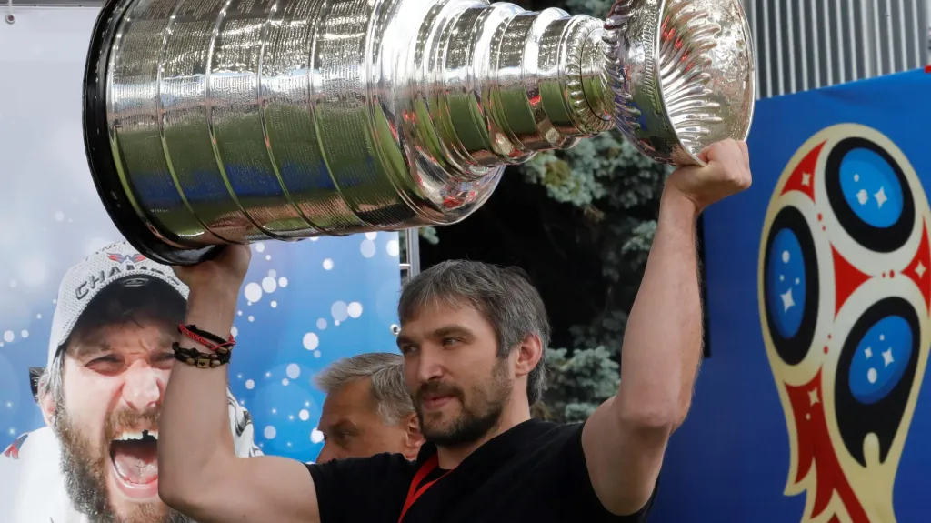 Alexandr Ovečkin ukázal Stanley Cup v Moskvě