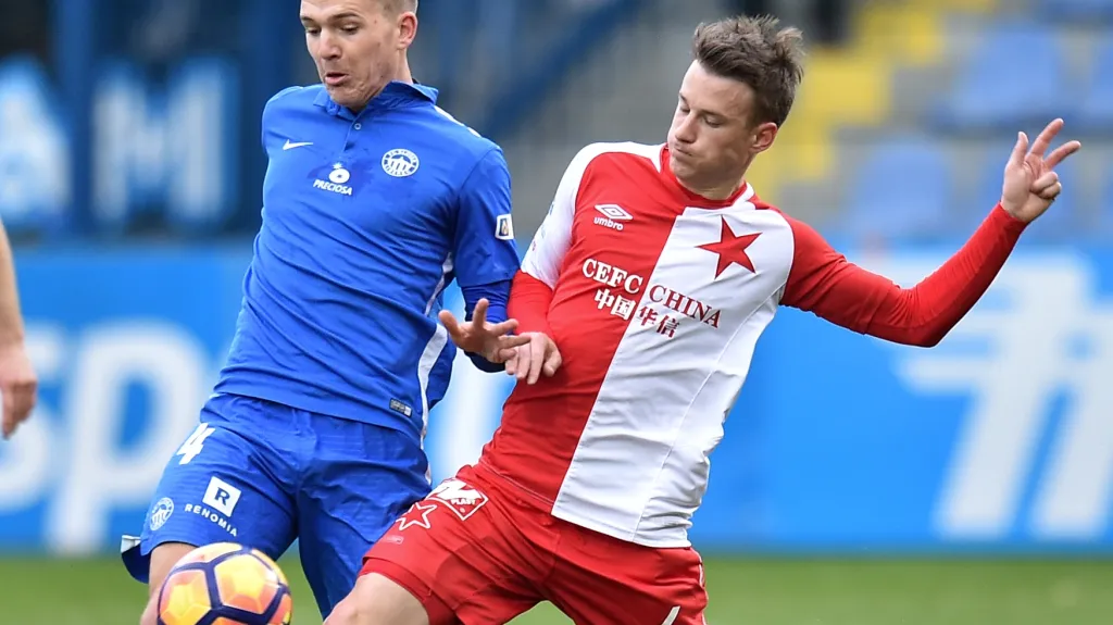 Jan Sýkora ze Slavie (vpravo) bojuje o míč s Ondřejem Karafiátem z Liberce