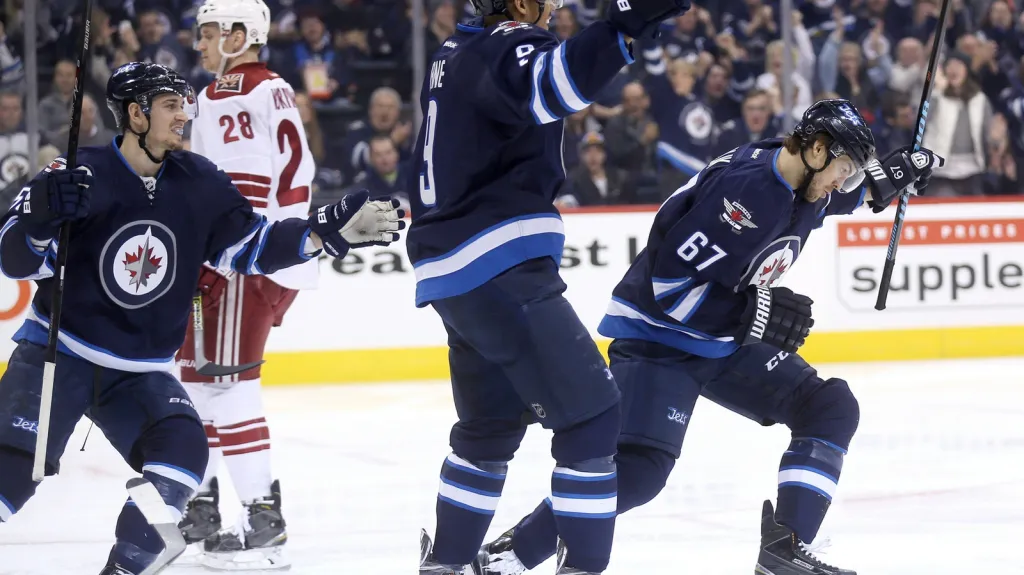 Michael Frolík (vpravo) slaví gól se spoluhráči