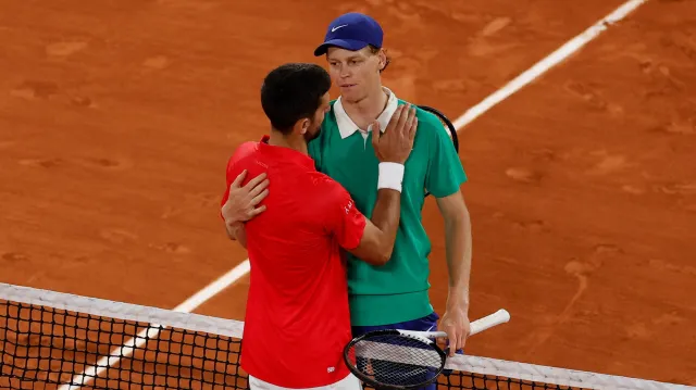 Sinner zdolal Djokoviče ve třech setech, o titul si zahraje s Alcarazem