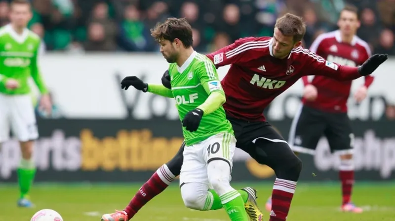 Tomáš Pekhart (vpravo) bojuje s Diegem z Wolfsburgu