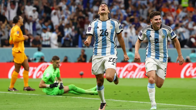 Argentinec Nahuel Molina (uprostřed) oslavuje gól