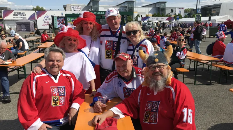Manželé Dvořákovi, kteří jezdí na MS od roku 1996, ve fanzoně s dalšími českými fanoušky