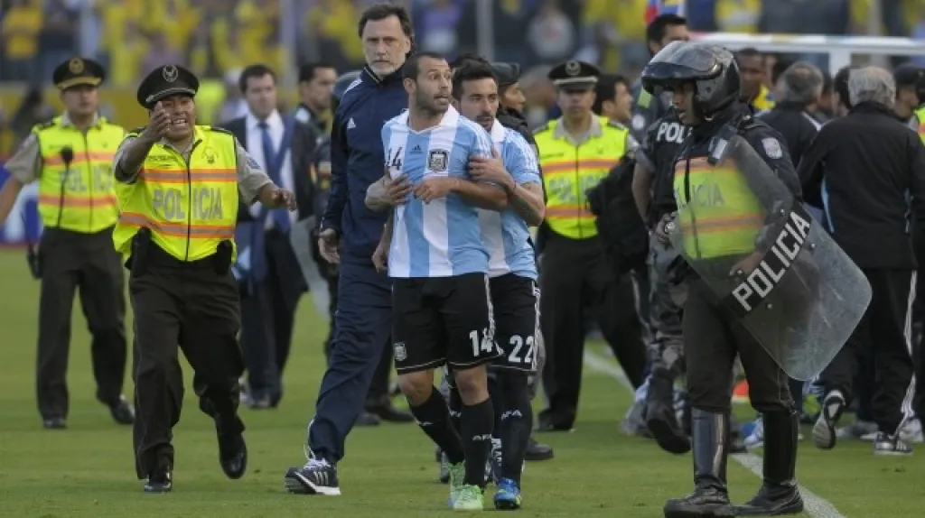 Javier Mascherano (vlevo), kterého mírní Ezequiel Lavezi