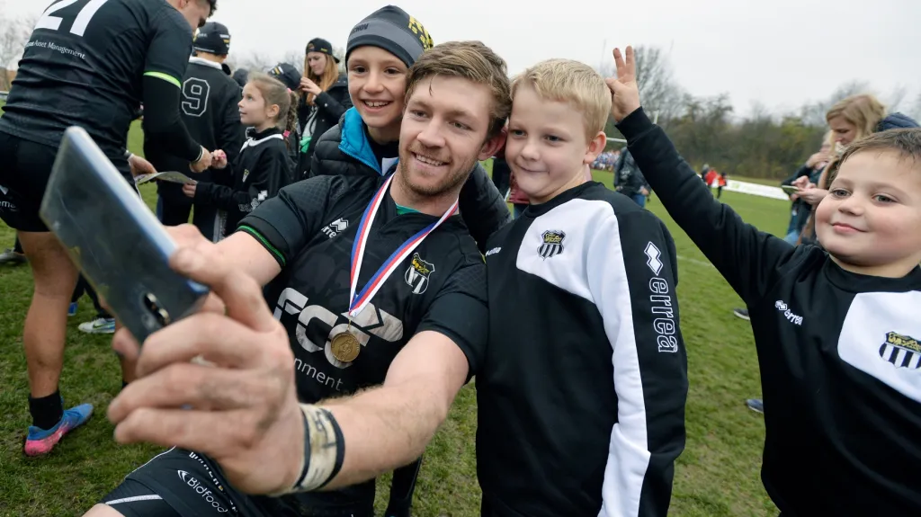 Ragbista Jacques Fick z RC Tatra Smíchov se fotí s fanoušky