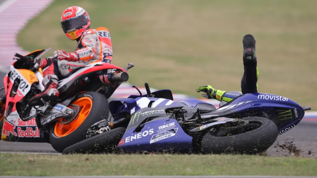 Valentino Rossi padá po souboji s Marcem Márquezem