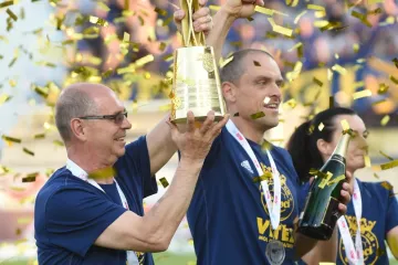 Slavící Bohumil Páník (vlevo)