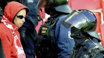 Fanoušek Slavie se staví proti policii