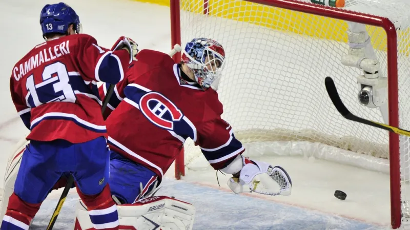 Brankář Montrealu Budaj inkasuje