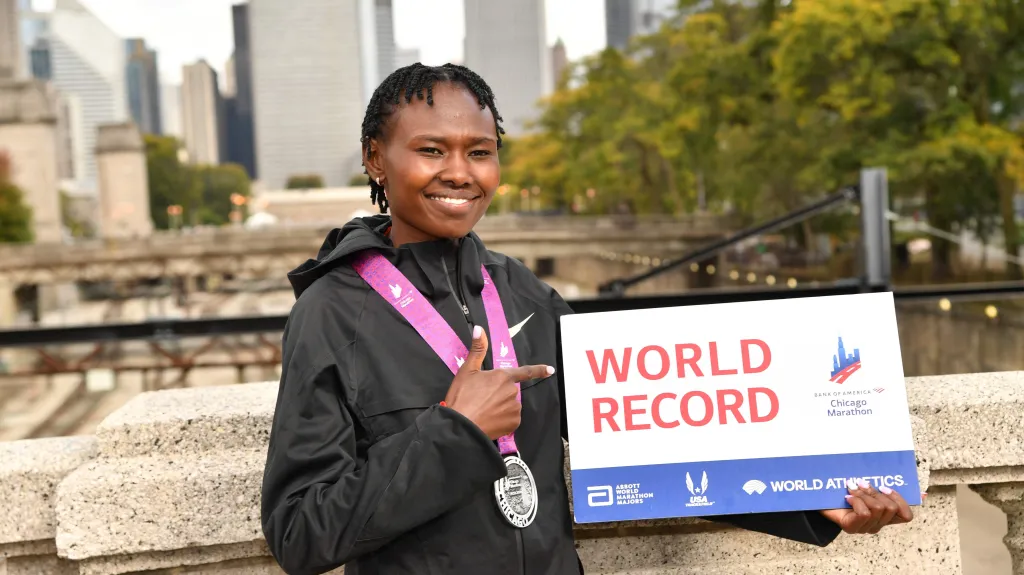 Ruth Chepngetichová zaběhla světový rekord v maratonu