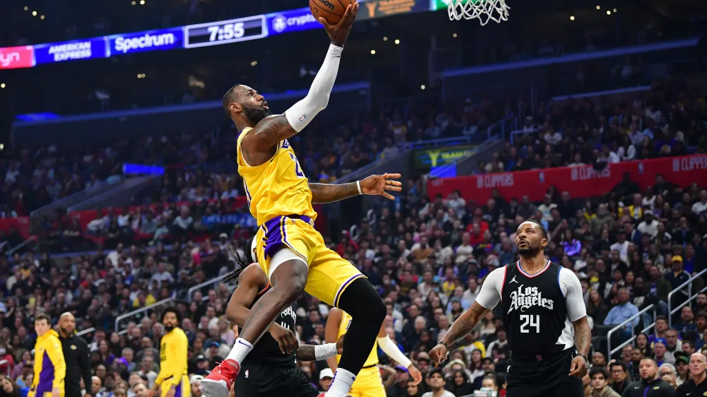 LeBron James z LA Lakers v nájezdu na koš proti LA Clippers