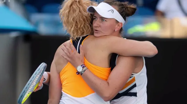 Krejčíková ze Siniakovou v Melbourne postupují