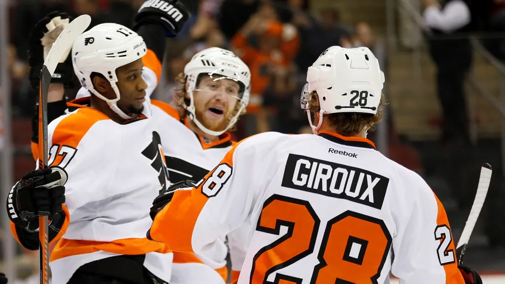 Jakub Voráček (uprostřed) slaví se svými spoluhráči vstřelený gól Philadelphie