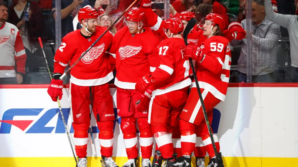 Filip Hronek v klubku spoluhráčů z Detroitu