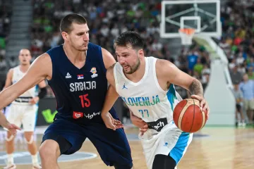 Slovinec Luka Dončič (vpravo) si kryje míč před Srbem Nikolou Jokičem