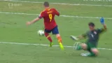 Španělsko - Tahiti: Torres udělal Rocheovi kličku a zakončil do prázdné brány - 3:0 (33. min.)