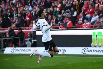 Omar Marmoush z Frankfurtu oslavuje gól v Bundeslize