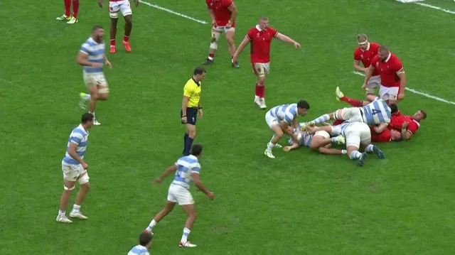 Wales – Argentina: Zákrok Pettiho na hlavu Tompkinse