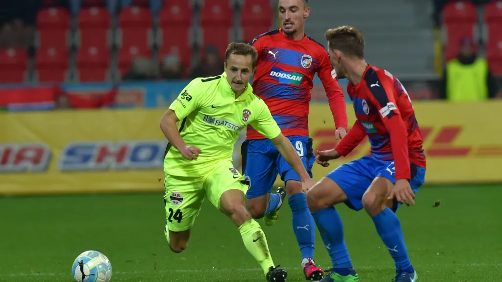 Alois Hyčka z Brna se snaží uniknout Martinu Zemanovi a Patriku Hrošovskému z Plzně