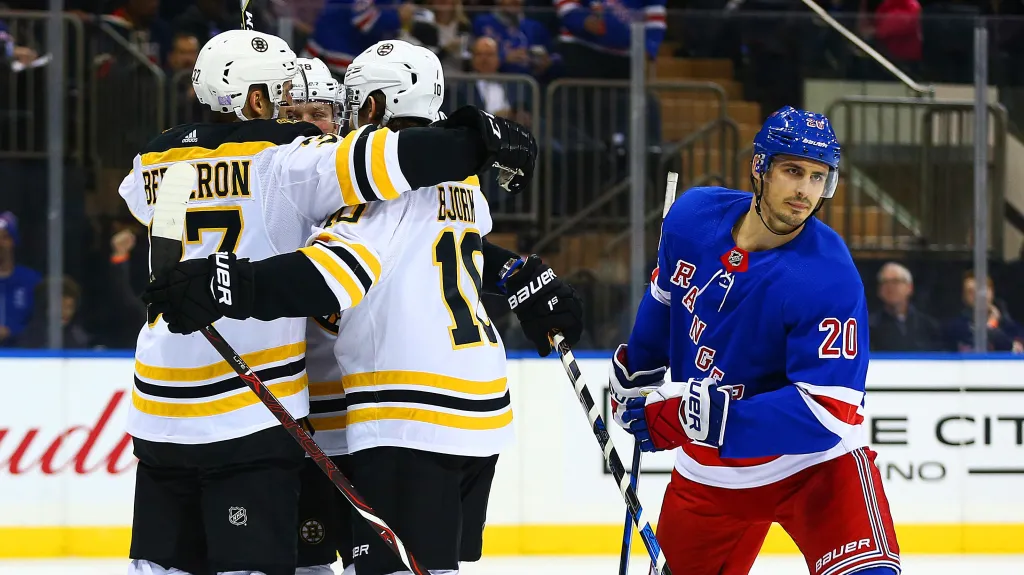 David Pastrňák slaví se spoluhráči gól proti NY Rangers