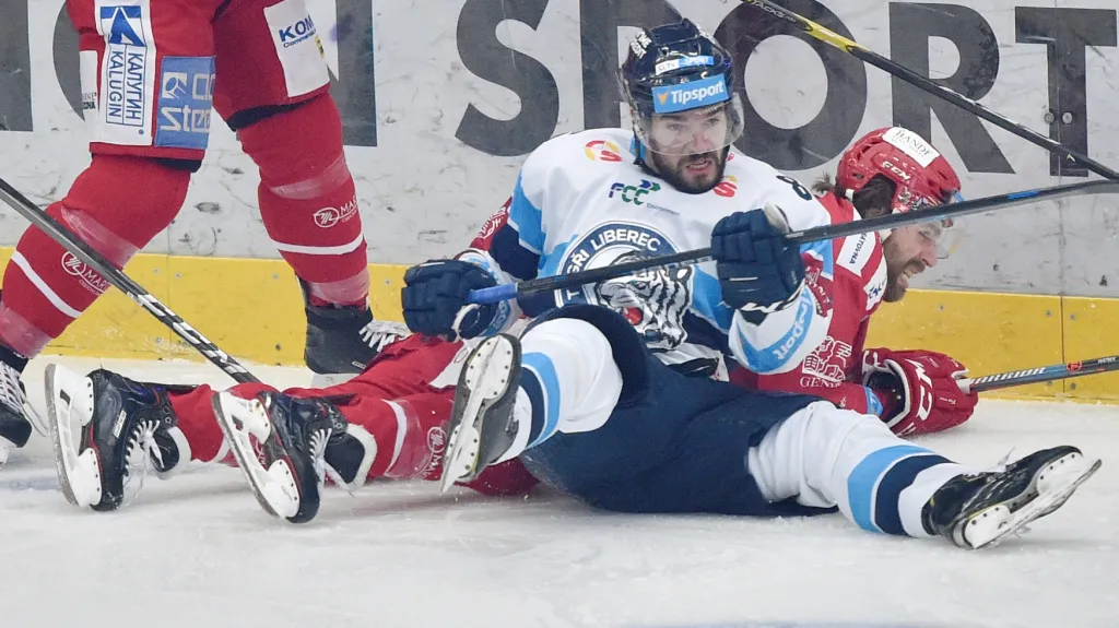 Liberecký Michal Birner v souboji s Ethenem Werekem z Třince