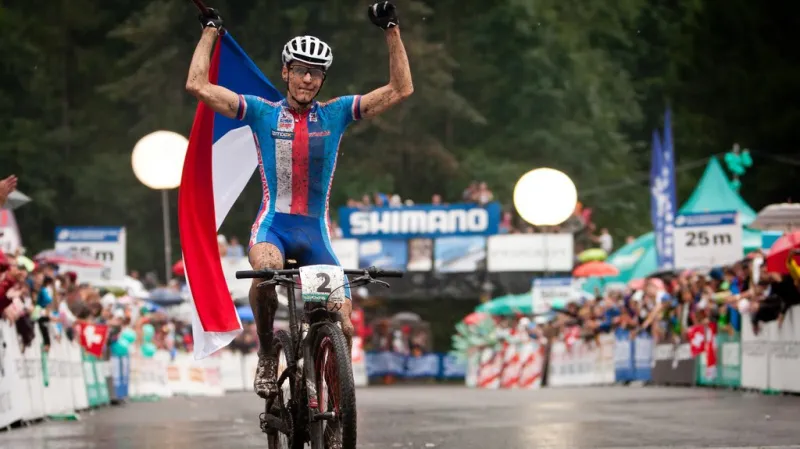 Jaroslav Kulhavý se raduje s titulu mistra světa