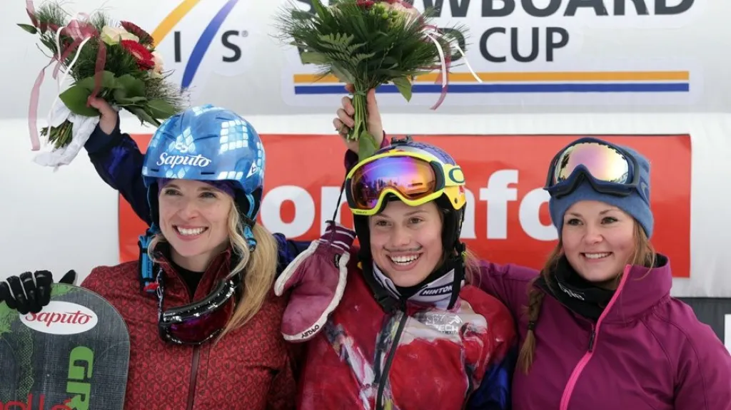 Snowboardistka Eva Samková (uprostřed) triumfovala v závodě SP v Rakousku