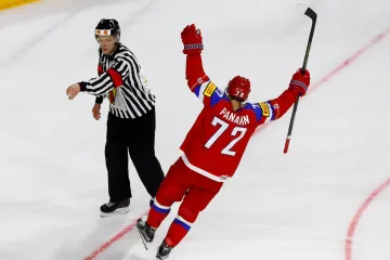 Artěmij Panarin se raduje z gólu