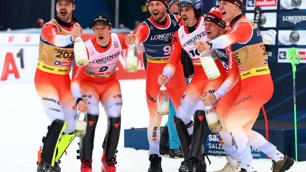 Švýcarští lyžaři po galapředstavení v kombinaci