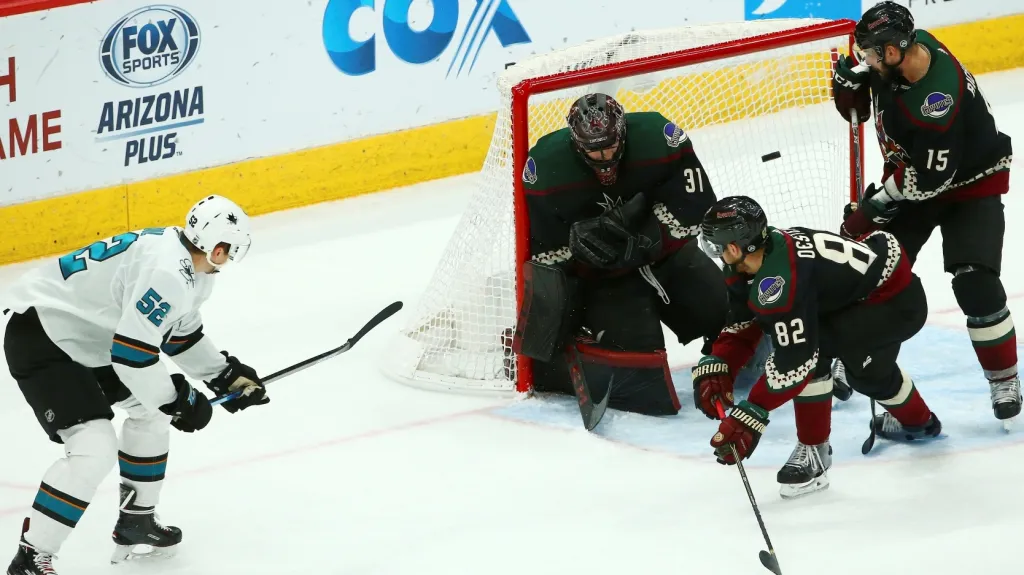 Lukáš Radil ze San Jose skóruje v NHL do sítě Arizony