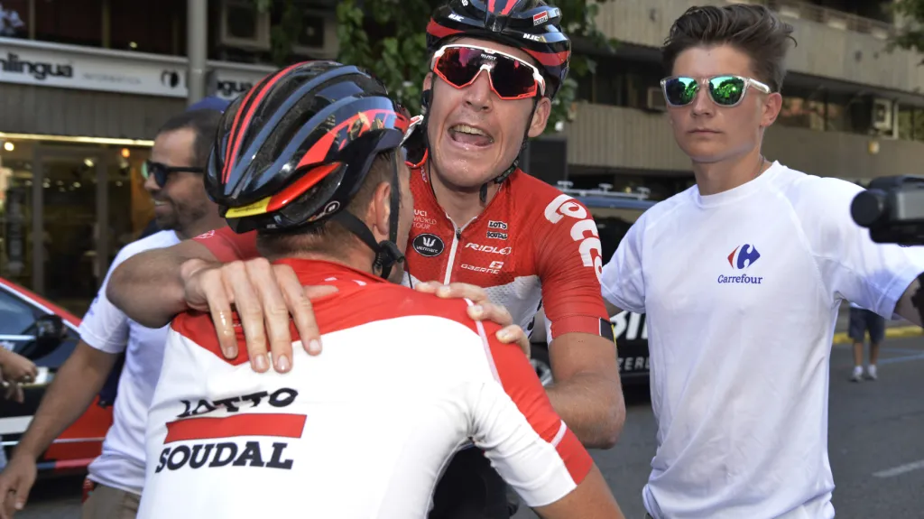 Jelle Wallays oslavuje vítězství v 18. etapě