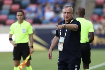 Nizozemský kouč Dick Advocaat na lavičce Curacaa