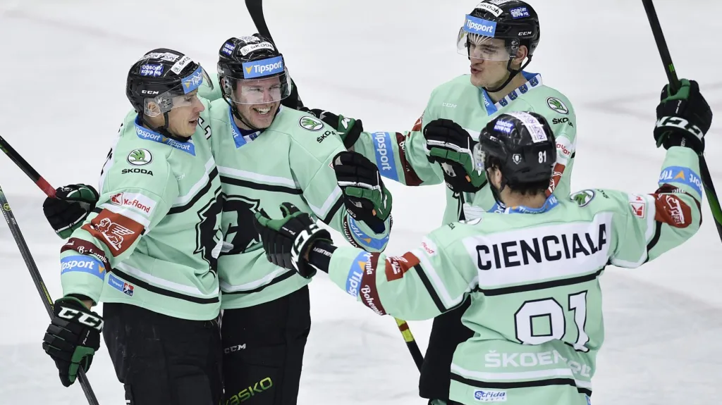 Hokejisté Mladé Boleslavi oslavují gól v extralize