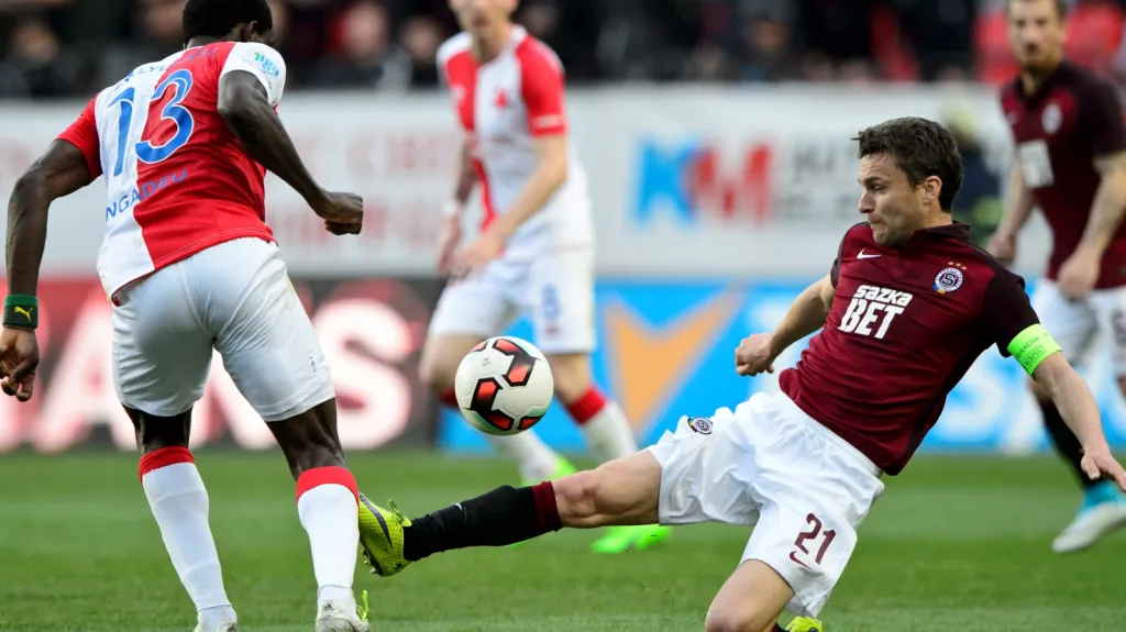 Sparťan David Lafata (vpravo) v souboji o míč s Michaelem Ngadeuem ze Slavie